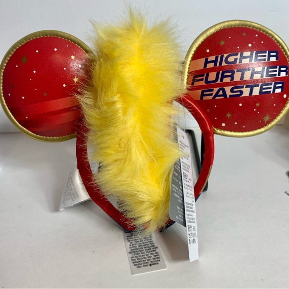 NWT. Disney Captain Marvel's symbol adorns the ears of these ears headband - Picture 5 of 7